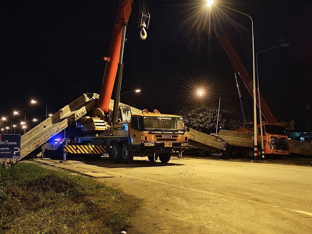 Sập cầu đi bộ gần 6 tỷ đồng đè bẹp cần cẩu và xe đầu kéo, nhiều người may mắn thoát chết trong gang tấc - ảnh 2