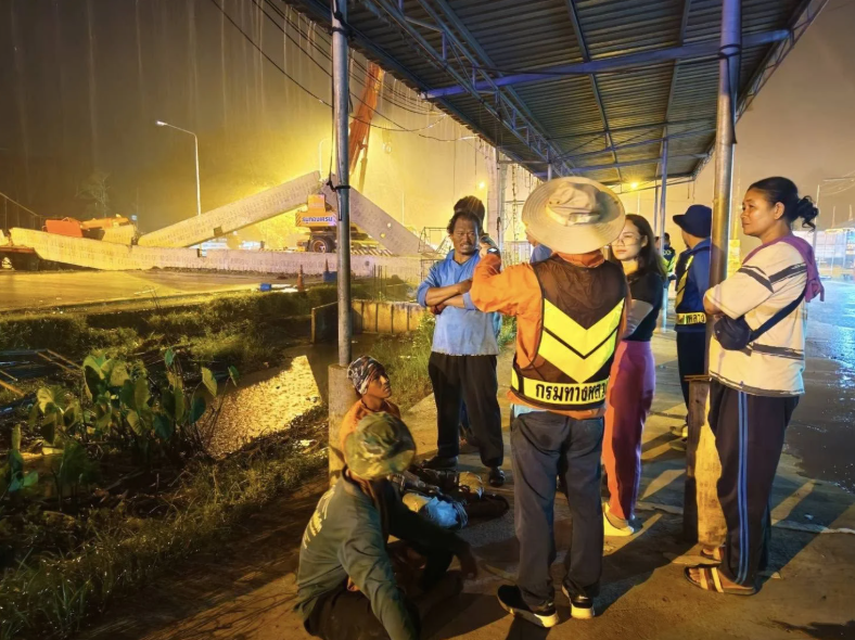 Sập cầu đi bộ gần 6 tỷ đồng đè bẹp cần cẩu và xe đầu kéo, nhiều người may mắn thoát chết trong gang tấc - ảnh 3