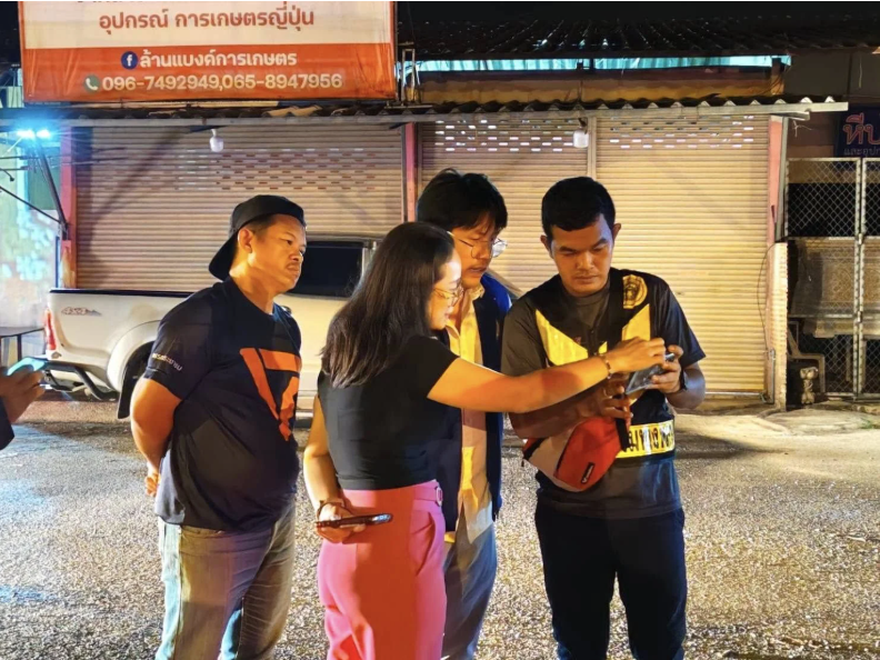 Sập cầu đi bộ gần 6 tỷ đồng đè bẹp cần cẩu và xe đầu kéo, nhiều người may mắn thoát chết trong gang tấc - ảnh 4