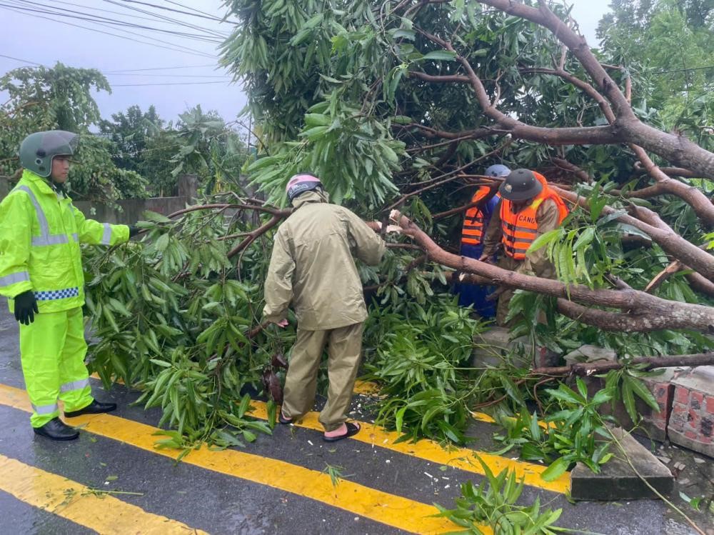 Hà Tĩnh sau bão số 5: Hơn 7.000 ngôi nhà bị hư hại, 10 người thương vong - ảnh 1