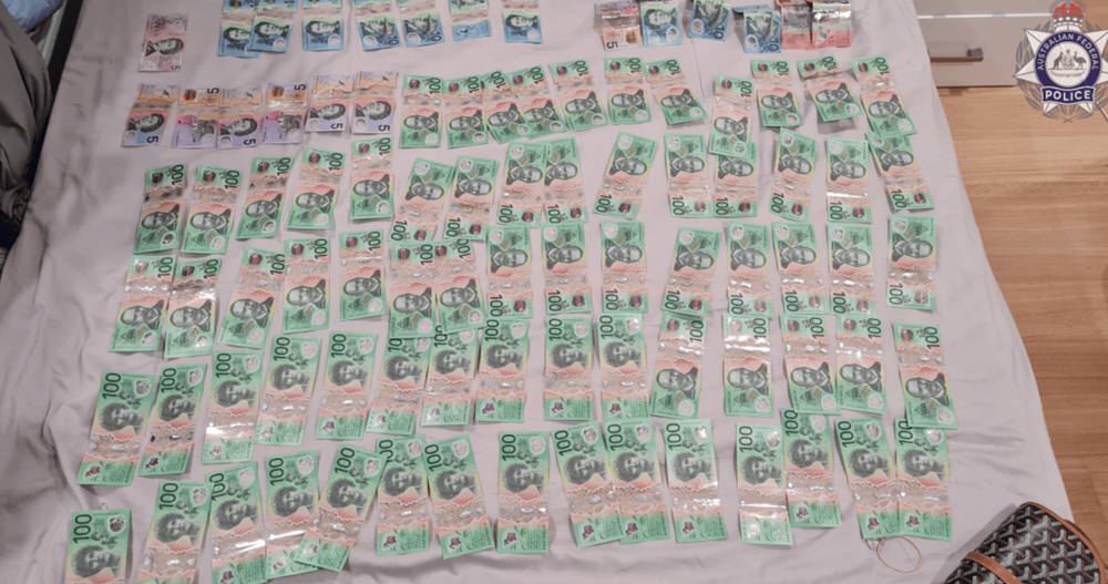 Khám xét nhà riêng của chủ quán cà phê, cảnh sát thu giữ khẩn cấp hơn 2 tỷ đồng vàng thỏi, tiền mặt - ảnh 1