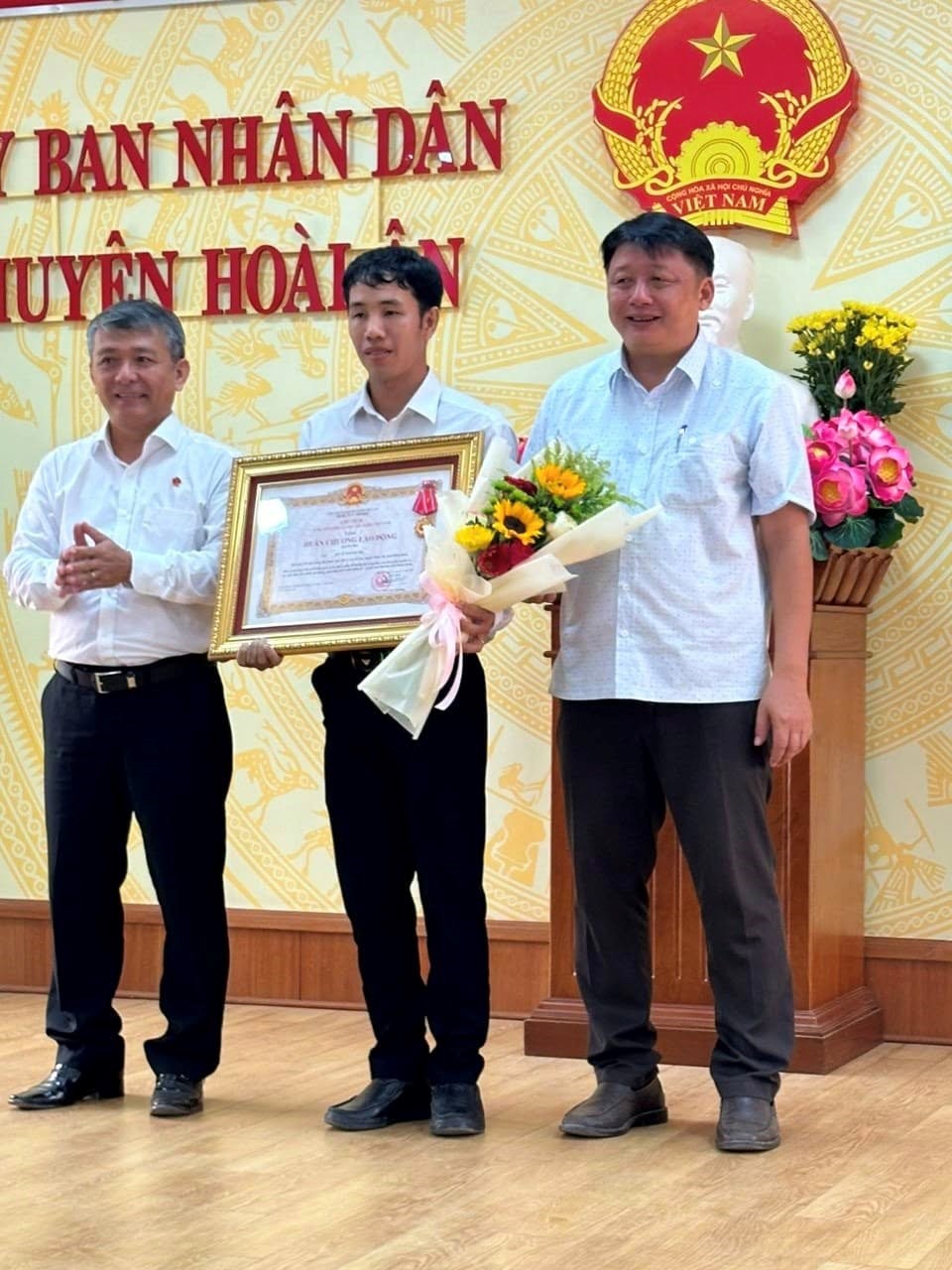 Anh nông dân Gia Lai bỏ phố về quê nuôi loài chim quý, bỏ túi 1 tỷ đồng/năm, được Chủ tịch nước tặng Huân chương Lao động hạng Ba - ảnh 2