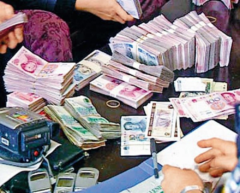 Khám xét nơi ở của cựu Giám đốc bệnh viện lớn, tịch thu 4,2 tỷ tiền mặt cùng 10 sổ tiết kiệm - ảnh 2