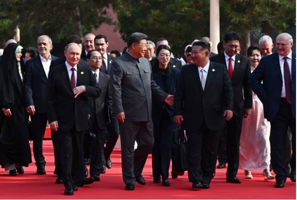 Bức hình ấn tượng nhất trong lễ duyệt binh của Trung Quốc và phản ứng của ông Trump - ảnh 1