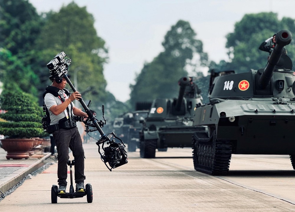 Lộ 'cát-xê' của nhà quay phim Lê Bảo Hân, người đứng sau cú lia máy 'tuyệt đối điện ảnh' tại A80 - ảnh 2