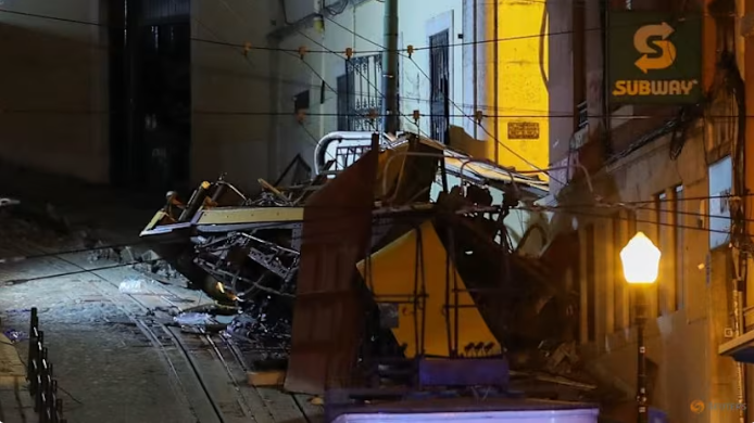 Tàu điện lao khỏi đường ray, đâm vào tòa nhà: Thảm kịch kinh hoàng khiến ít nhất 33 người thương vong - ảnh 1