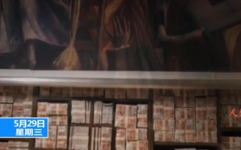 Khám xét nhà riêng cựu Giám đốc công ty cấp nước, thu giữ khẩn cấp hơn 440 tỷ đồng tiền mặt, 37 cân vàng - ảnh 2