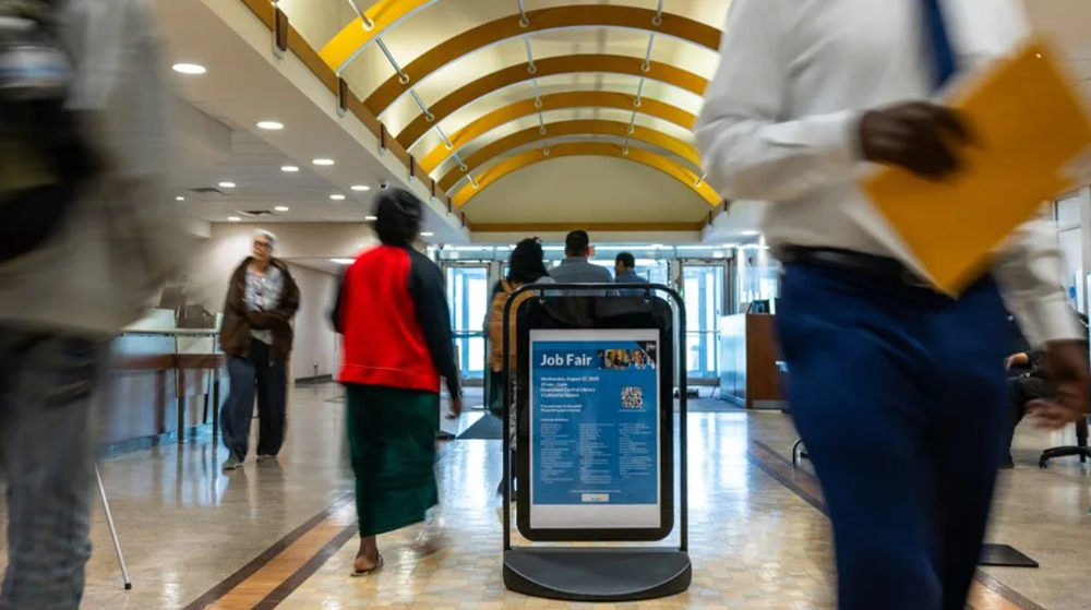 Kinh tế Mỹ lung lay: Lần đầu tiên người tìm việc nhiều hơn việc tìm người, thị trường lao động bên bờ khủng hoảng - ảnh 2