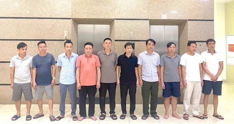 Khởi tố 4 cán bộ kiểm lâm nhận hối lộ - ảnh 1