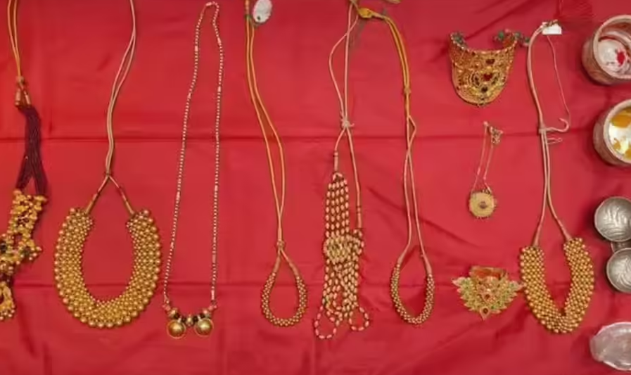 Đột kích tư gia, văn phòng của Kỹ sư trưởng, thu giữ khẩn cấp giấy tờ nhà, thỏi vàng, thỏi bạc...tổng trị giá hơn 16 tỷ đồng - ảnh 1