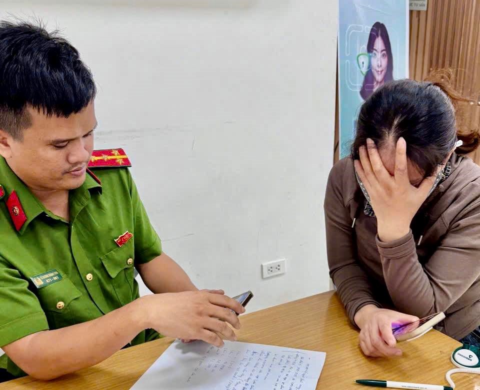 Chị M. đến Vietcombank rút 300 triệu tiền tiết kiệm, Công an nghe tin lập tức có mặt, yêu cầu ngừng giao dịch - ảnh 1