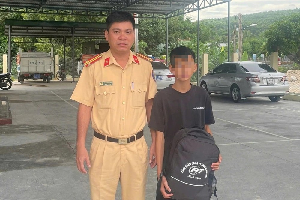 Nam sinh 16 tuổi đi xe khách vào TP. HCM tìm việc, tài xế nhìn sắc mặt lập tức dừng xe, mời công an đến làm việc - ảnh 1