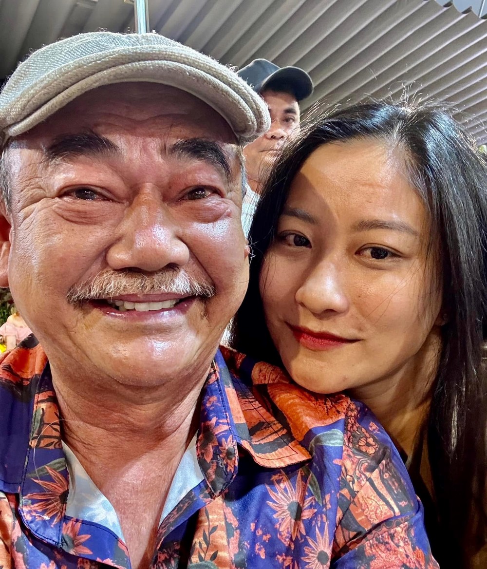 Nam NSND U70 tặng bạn gái kém 36 tuổi iPhone 17 - ảnh 2