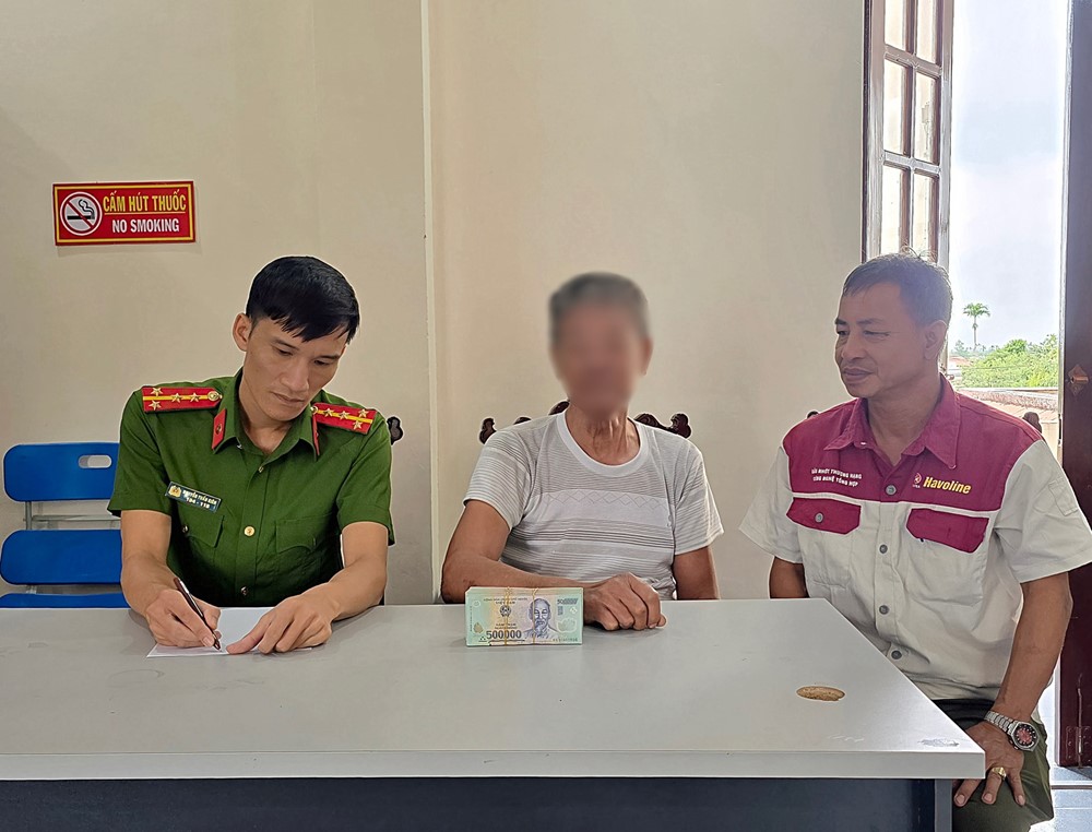 Ông T. ra quỹ tín dụng rút 250 triệu để trả tiền bảo hiểm, Công an xã đến yêu cầu khẩn trương dừng giao dịch - ảnh 1