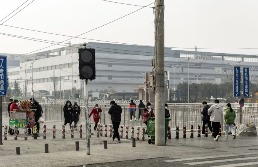 6 tháng điều tra nhà máy iPhone tại Trung Quốc, phát hiện hơn 100.000 công nhân thời vụ phải liên tục tăng ca, bị giữ lương, không có bảo hiểm xã hội... - ảnh 2