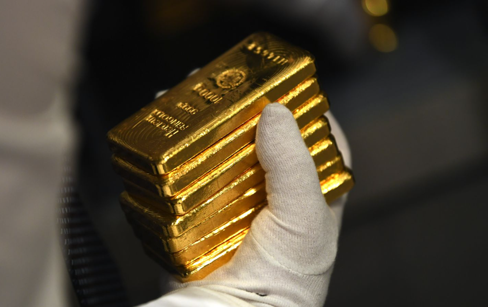 Khám xét nhà riêng cựu trợ lý quan chức, phát hiện số tài sản vượt xa thu nhập: Hàng loạt giấy tờ nhà vài nghìn m2, một vali chứa hơn 5 cân vàng - ảnh 1