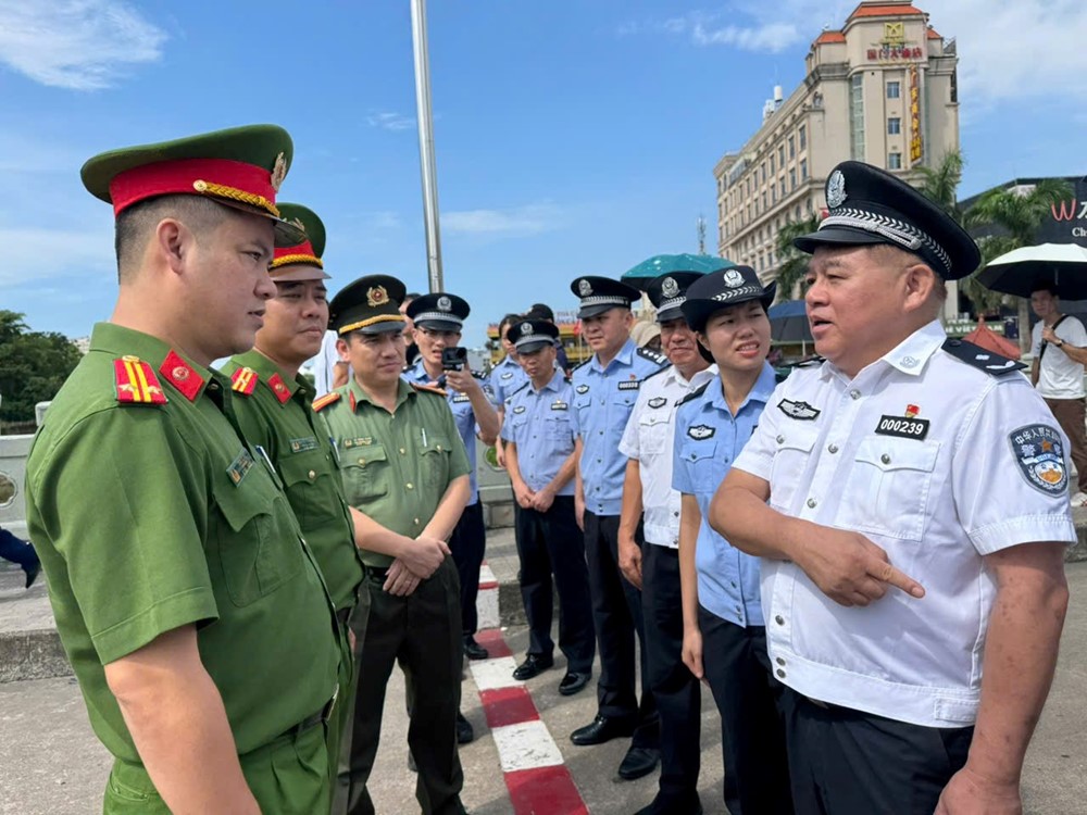 Bắt đối tượng truy nã đặc biệt nguy hiểm Viên Đông Binh và bàn giao cho Công an Trung Quốc - ảnh 2