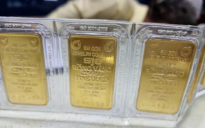 Giá vàng SJC vượt 135 triệu đồng/lượng, cao hơn thế giới gần 14 triệu - ảnh 1