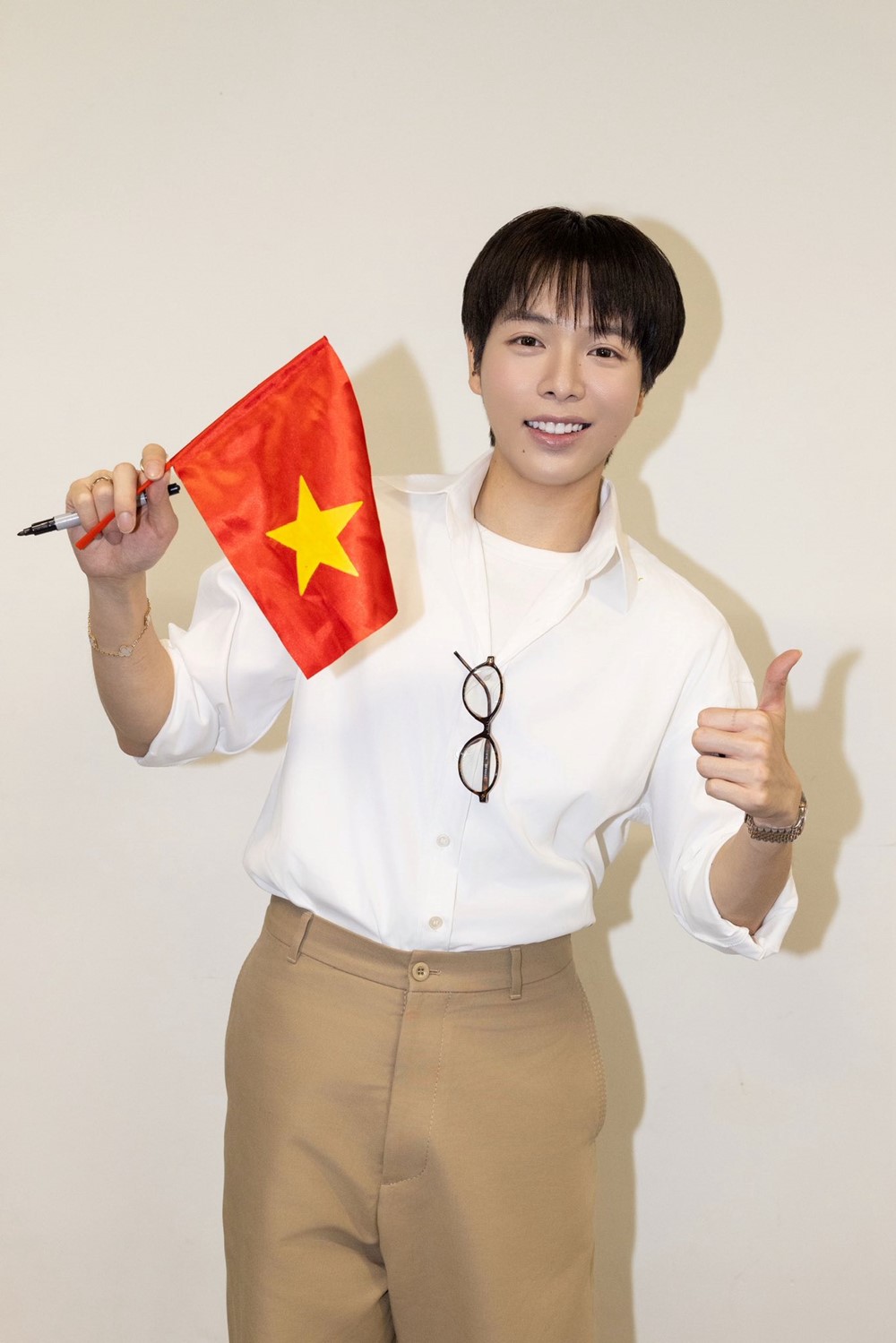 Một nam ca sĩ chuyển nóng 1.000.000.000 đồng ủng hộ người dân chịu ảnh hưởng bão số 10 - ảnh 1