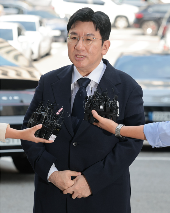 Chủ tịch công ty quản lý BTS bị cấm xuất cảnh vì nghi án gian lận chứng khoán - ảnh 3