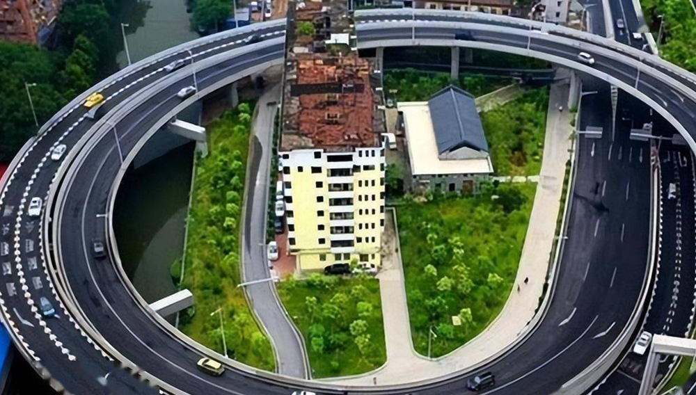 Nhà ông Q. không chịu di dời khiến cả dự án cầu vượt phải đổi thiết kế, tuyên bố phải nhận bồi thường 37 tỷ đồng hoặc 3 căn nhà mới rời đi - ảnh 1