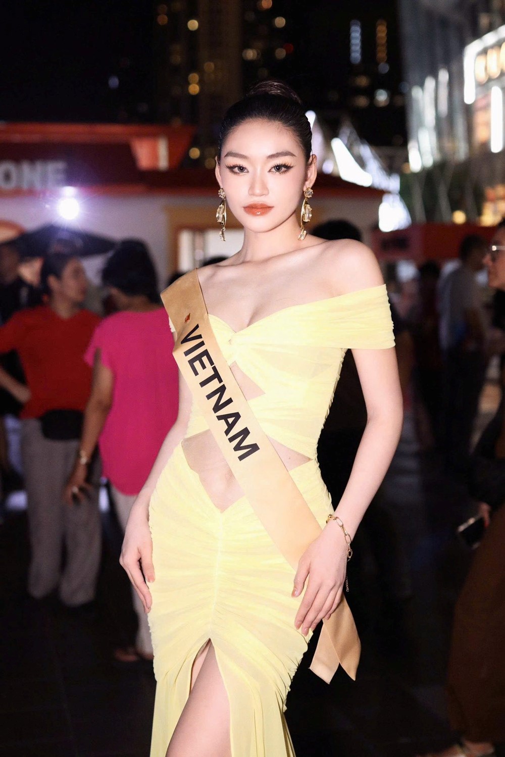 Hoa hậu Hòa Bình Yến Nhi lại gây thất vọng - ảnh 1