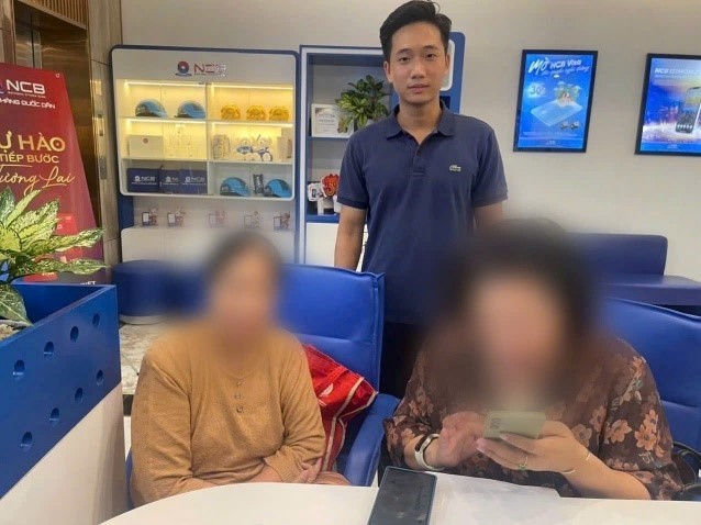 Bà M. 81 tuổi đến NCB rút 700 triệu đồng, nhân viên ngân hàng mời Công an phường đến làm việc - ảnh 1