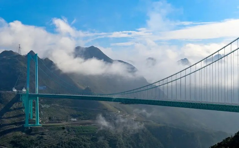 Cây cầu cao nhất thế giới vừa khánh thành 8 ngày đã phải đóng cửa khẩn cấp vì bão Matmo - ảnh 1