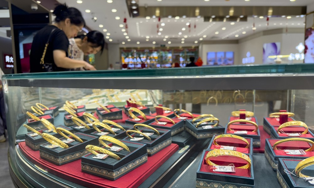 Dân Trung Quốc ùn ùn kéo đi mua vàng, giá thế giới tiến sát 4.000 USD/ounce - ảnh 1