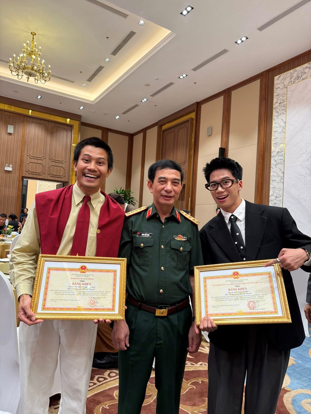 Bộ Quốc phòng trao bằng khen cho toàn bộ ê-kíp phim Mưa đỏ - ảnh 2