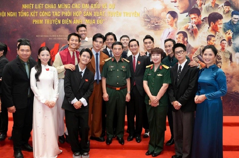 Bộ Quốc phòng trao bằng khen cho toàn bộ ê-kíp phim Mưa đỏ - ảnh 3