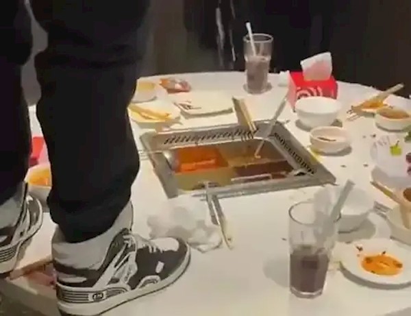 Vụ hai thiếu niên 17 tuổi tiểu tiện vào nồi lẩu Haidilao: Phạt hơn 8 tỷ đồng - ảnh 1