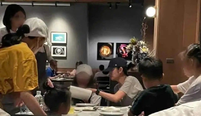 Nữ diễn viên nổi tiếng lộ diện với gương mặt tiều tụy, bế con về nhà ngoại sau khi chồng doanh nhân bị bắt - ảnh 5