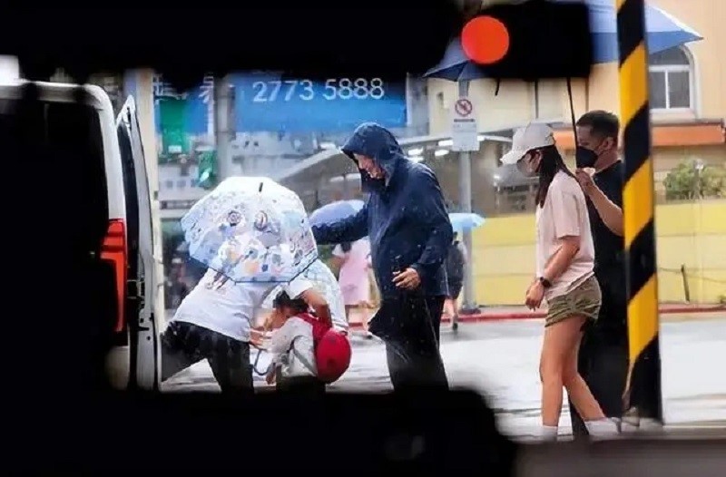 Nữ diễn viên nổi tiếng lộ diện với gương mặt tiều tụy, bế con về nhà ngoại sau khi chồng doanh nhân bị bắt - ảnh 3