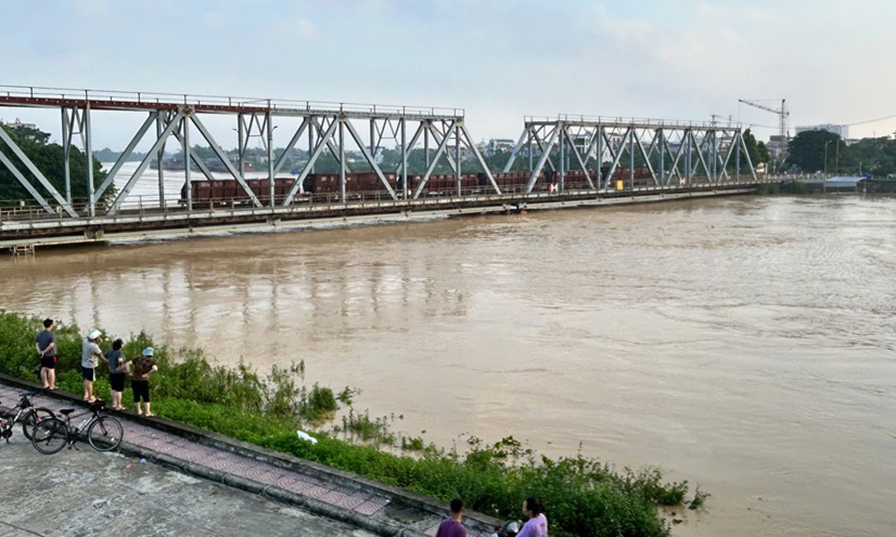 Lũ trên sông Cầu, sông Thương trên mức báo động 3, cảnh báo khẩn đến 8 xã, phường của Hà Nội - ảnh 1
