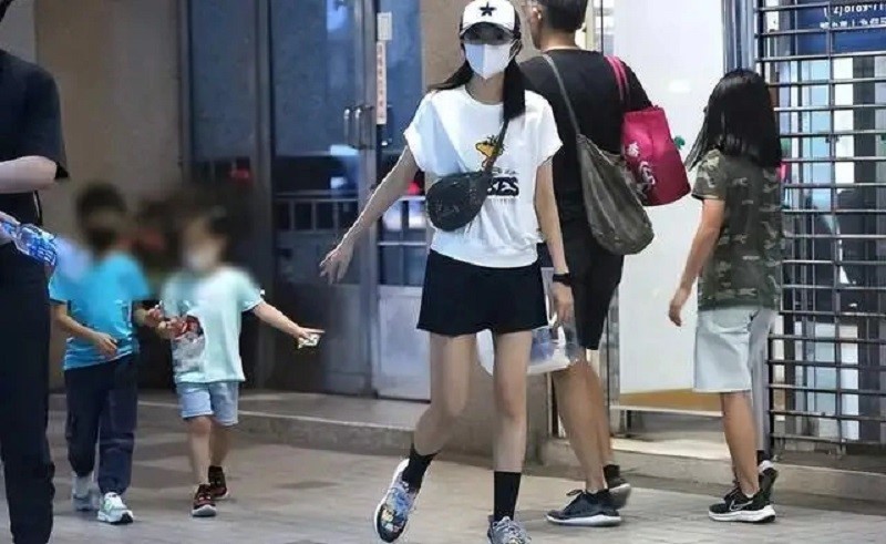 Nữ diễn viên nổi tiếng lộ diện với gương mặt tiều tụy, bế con về nhà ngoại sau khi chồng doanh nhân bị bắt - ảnh 6