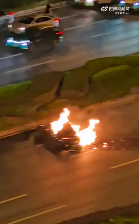 Xe điện cháy rụi sau va chạm khiến anh D. tử vong: Thiết kế tay nắm cửa bị nghi 'giam người trong xe', người dân muốn cứu nhưng bất lực - ảnh 1