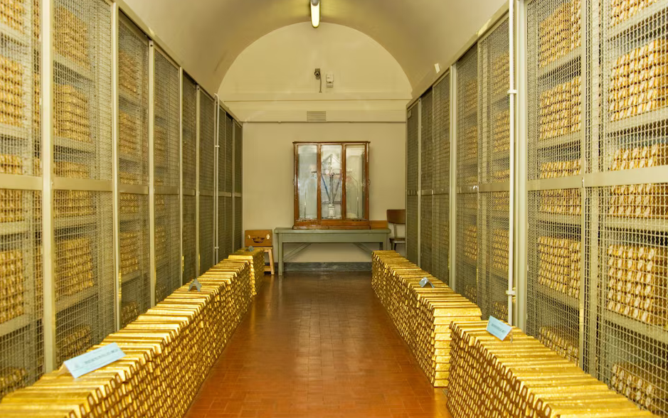 Quốc gia châu Âu trụ vững giữa khủng hoảng nợ công nhờ 'kho báu' hơn 2.400 tấn vàng lớn thứ 3 toàn cầu - ảnh 1