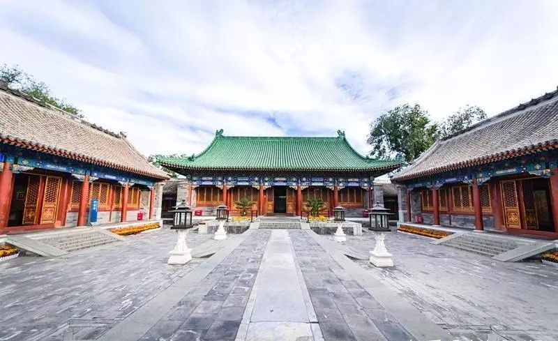 Choáng ngợp căn biệt phủ của 'đại gia' nổi tiếng chứa nhiều gỗ quý, một cây cột cũng hơn 9.000 tỷ đồng - ảnh 1