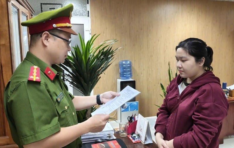 Khởi tố, cấm đi khỏi nơi cư trú một nữ cán bộ ngân hàng sinh năm 1995 - ảnh 1