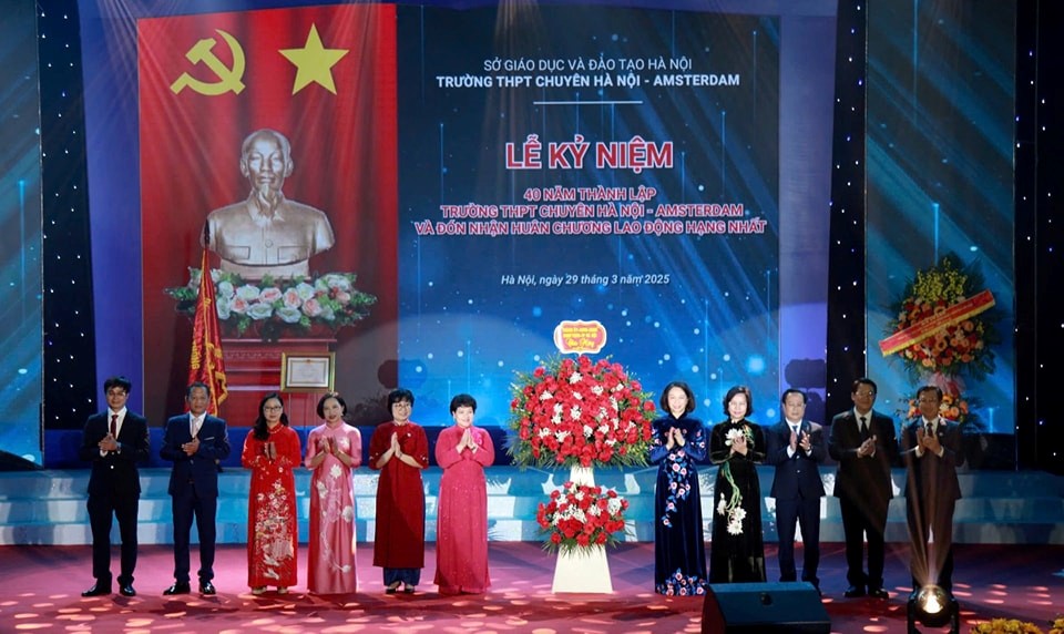 Trường chuyên 6 lần đón cầu truyền hình Olympia: Cái nôi đào tạo hơn 1.000 HSG quốc gia, biểu tượng của tình hữu nghị Việt Nam-Hà Lan - ảnh 6