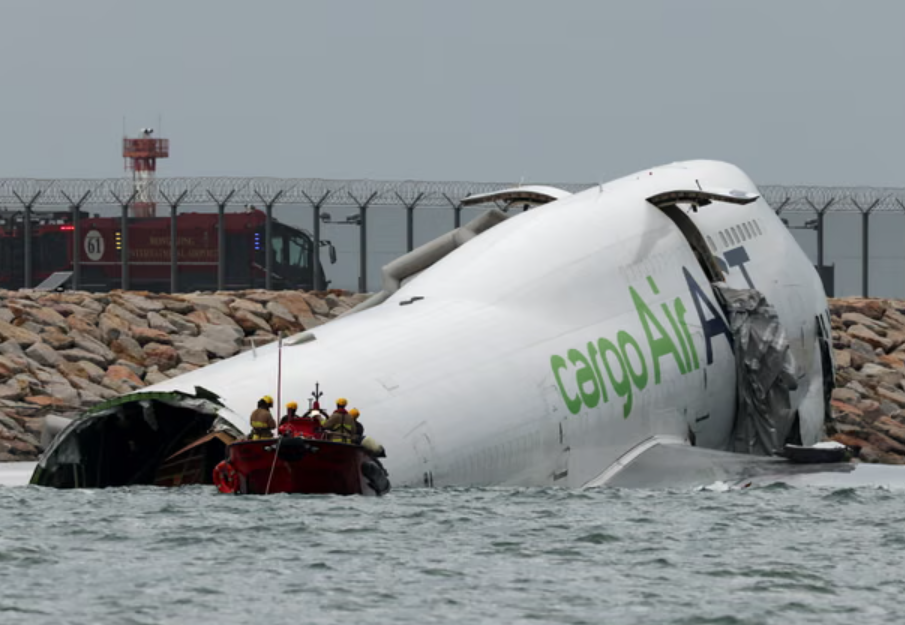 Chiếc Boeing 747 bất ngờ trượt khỏi đường băng lao xuống biển, 2 người thiệt mạng, đuôi máy bay 'biến mất' - ảnh 1