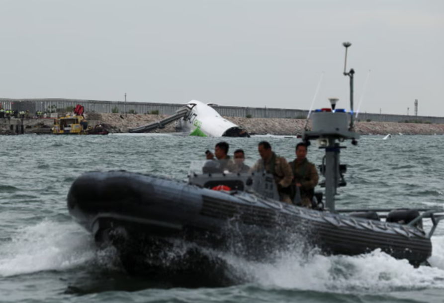 Chiếc Boeing 747 bất ngờ trượt khỏi đường băng lao xuống biển, 2 người thiệt mạng, đuôi máy bay 'biến mất' - ảnh 2