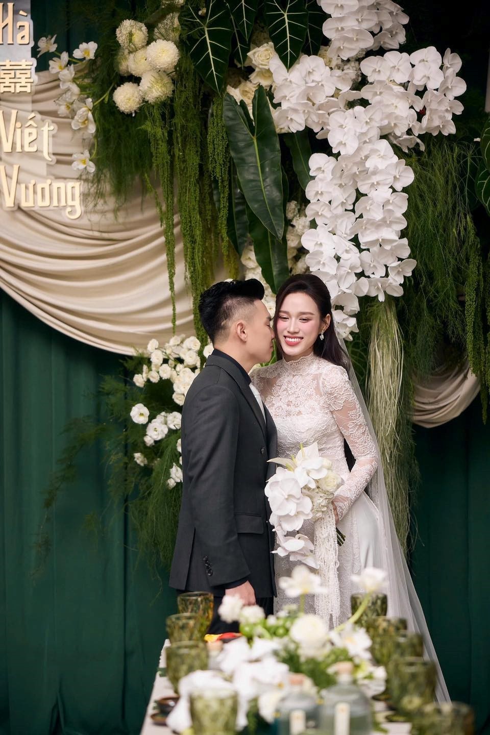 'Đám cưới hào môn' của Hoa hậu Đỗ Thị Hà: Dàn siêu xe tiền tỷ, làm lễ cưới lớn bậc nhất Quảng Trị - ảnh 6