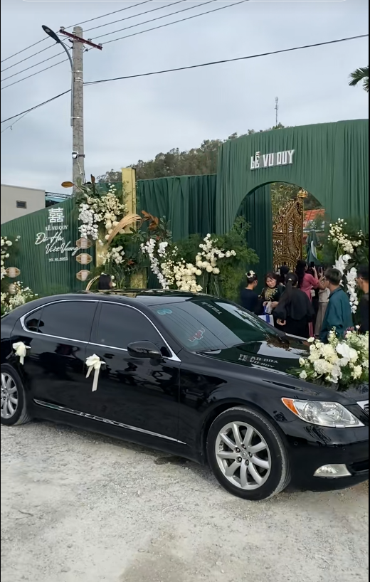 'Đám cưới hào môn' của Hoa hậu Đỗ Thị Hà: Dàn siêu xe tiền tỷ, làm lễ cưới lớn bậc nhất Quảng Trị - ảnh 2