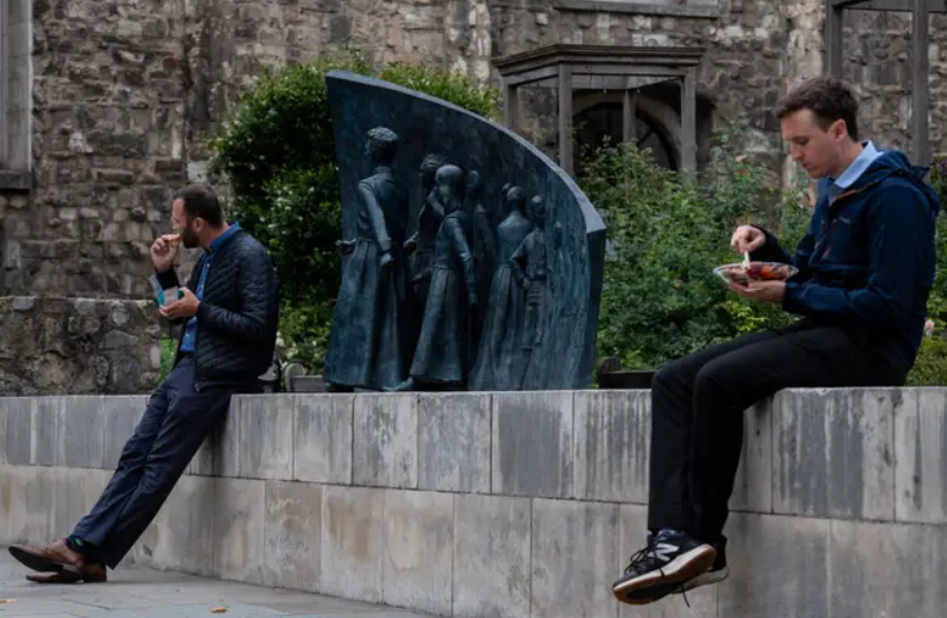 Người dân chỉ dám ăn trưa 2-3 bữa/tuần, đến nghỉ ngơi cũng cảm thấy 'tội lỗi': Điều gì đang diễn ra ở nền kinh tế lớn nhất thế giới? - ảnh 1