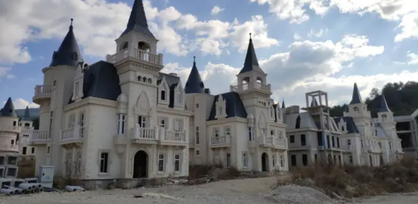 Dự án BĐS hơn 700 biệt thự đắp chiếu, vốn đầu tư dự kiến hơn 5.000 tỷ đồng - ảnh 1