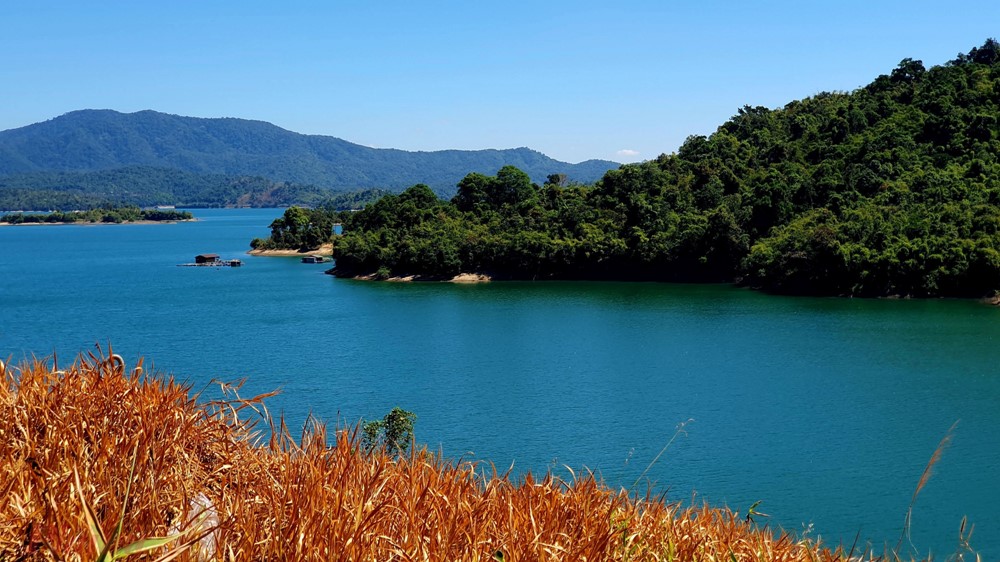 Hồ nước ngọt cách TP. Hồ Chí Minh 200km được mệnh danh là 'Vịnh Hạ Long thu nhỏ', có cả Hoa Quả Sơn như phim Tây Du Ký - ảnh 2