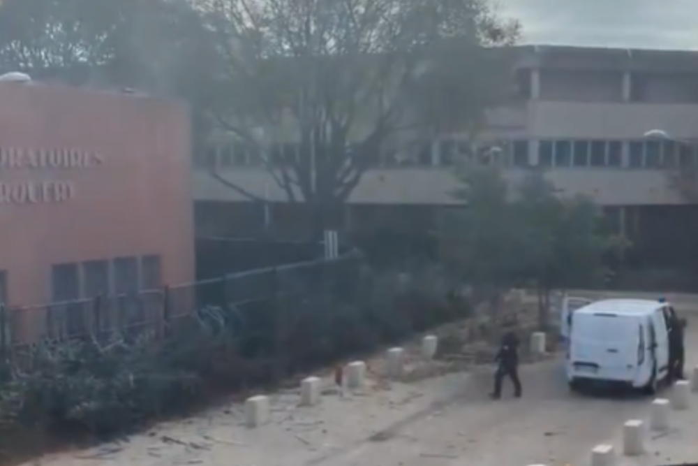 Băng cướp dùng thuốc nổ tấn công phòng thí nghiệm vàng, cuỗm 12 triệu euro chỉ trong 7 phút - ảnh 1