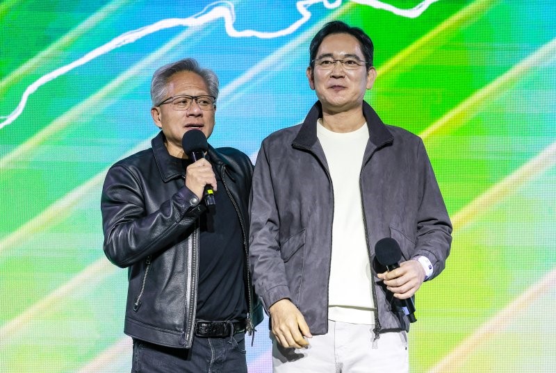 Chủ tịch Samsung ‘gây sốt’ vì câu cà khịa Apple trên sân khấu cùng CEO Nvidia Jensen Huang - ảnh 1